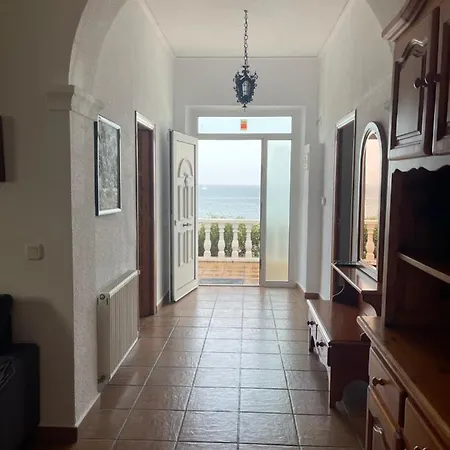 Una planta en Villa Angelita con vista al mar para seis personas tres dormitorios dos baños terraza cocina piscina Habitación en casa particular *