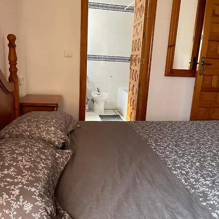 Una planta en Villa Angelita con vista al mar para seis personas tres dormitorios dos baños terraza cocina piscina *