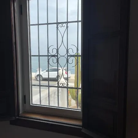 Una planta en Villa Angelita con vista al mar para seis personas tres dormitorios dos baños terraza cocina piscina Habitación en casa particular *