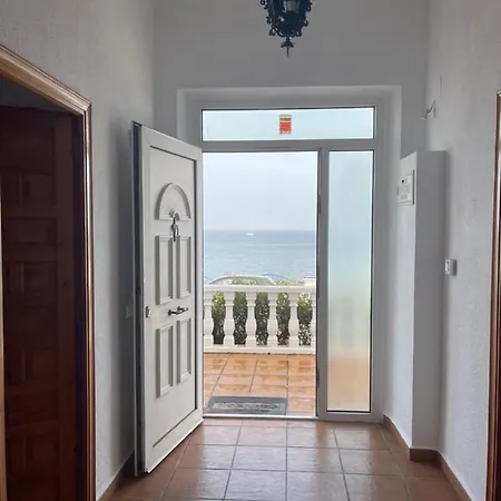 Una planta en Villa Angelita con vista al mar para seis personas tres dormitorios dos baños terraza cocina piscina Habitación en casa particular