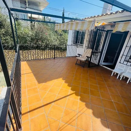 Habitación en casa particular Una planta en Villa Angelita con vista al mar para seis personas tres dormitorios dos baños terraza cocina piscina