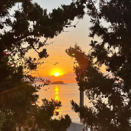 Una planta en Villa Angelita con vista al mar para seis personas tres dormitorios dos baños terraza cocina piscina Habitación en casa particular Altea