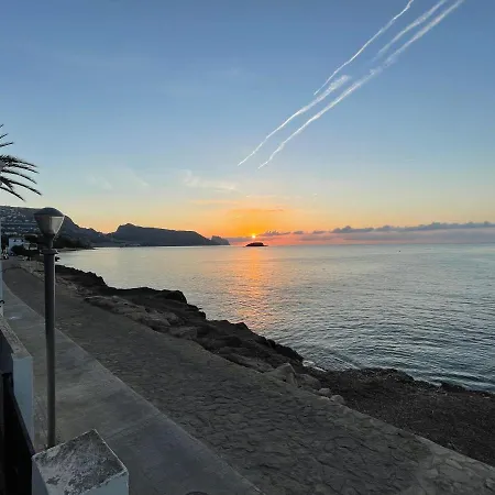 Una planta en Villa Angelita con vista al mar para seis personas tres dormitorios dos baños terraza cocina piscina Altea