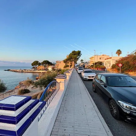 Una planta en Villa Angelita con vista al mar para seis personas tres dormitorios dos baños terraza cocina piscina *