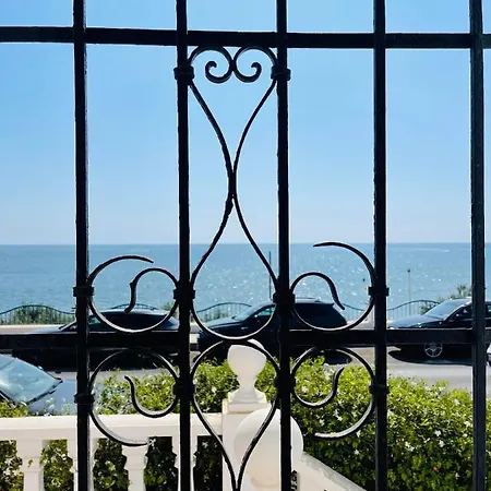 Una planta en Villa Angelita con vista al mar para seis personas tres dormitorios dos baños terraza cocina piscina